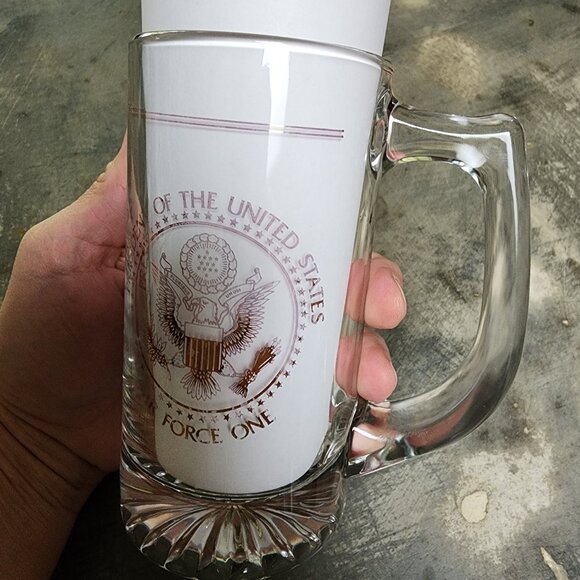 AIR FORCE ONE PRESIDENT OF THE USA EMBOSSED GLASS BEER MUG STEIN 6” (2 SET) RARE - Picture 4 of 10